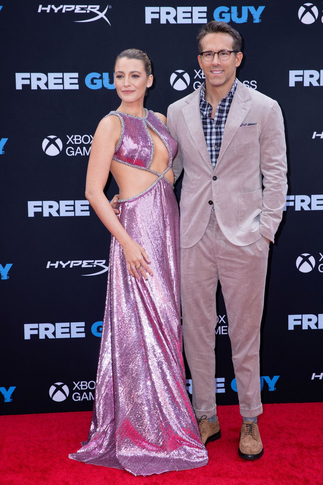 萊恩雷諾斯（右）與愛妻布蕾克萊芙莉共同出席紐約「脫稿玩家」首映會。圖／路透