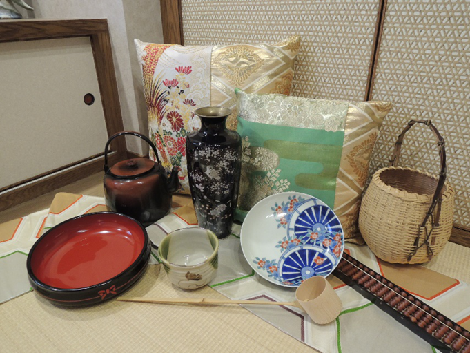 日本古董の三秋山精選日本早期器物，從漆器陶瓷器銅鐵工藝，到繪畫和織品包羅萬象。 圖／新竹大遠百提供