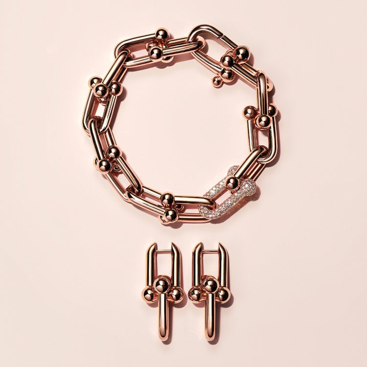 Tiffany HardWear系列18K玫瑰金鍊結設計鑲鑽手環，62萬元；18K玫瑰金鏈結設計耳環，10萬6,000元。圖／Tiffany提供