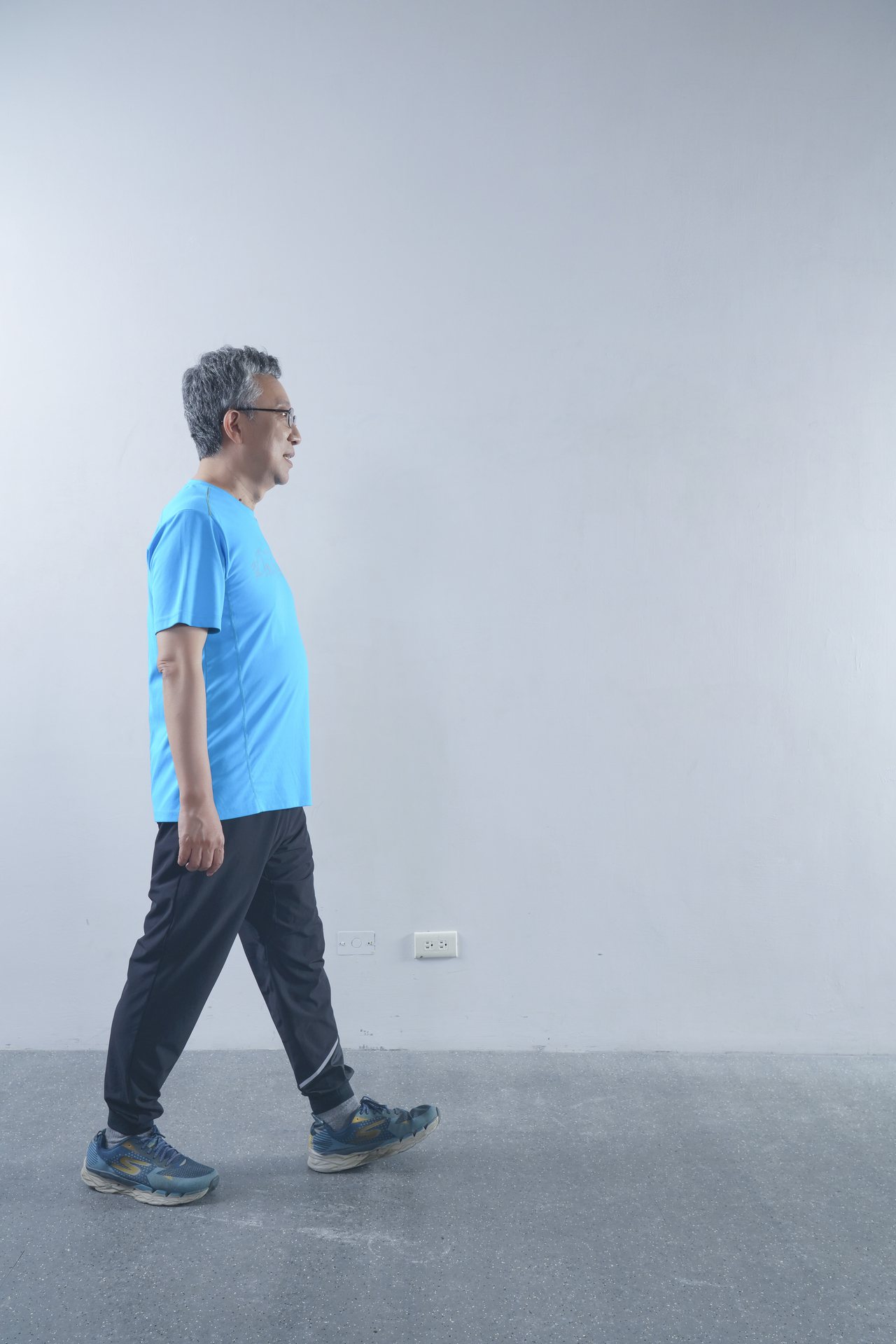 走路對於腿部的刺激並不大，不算肌力訓練。

