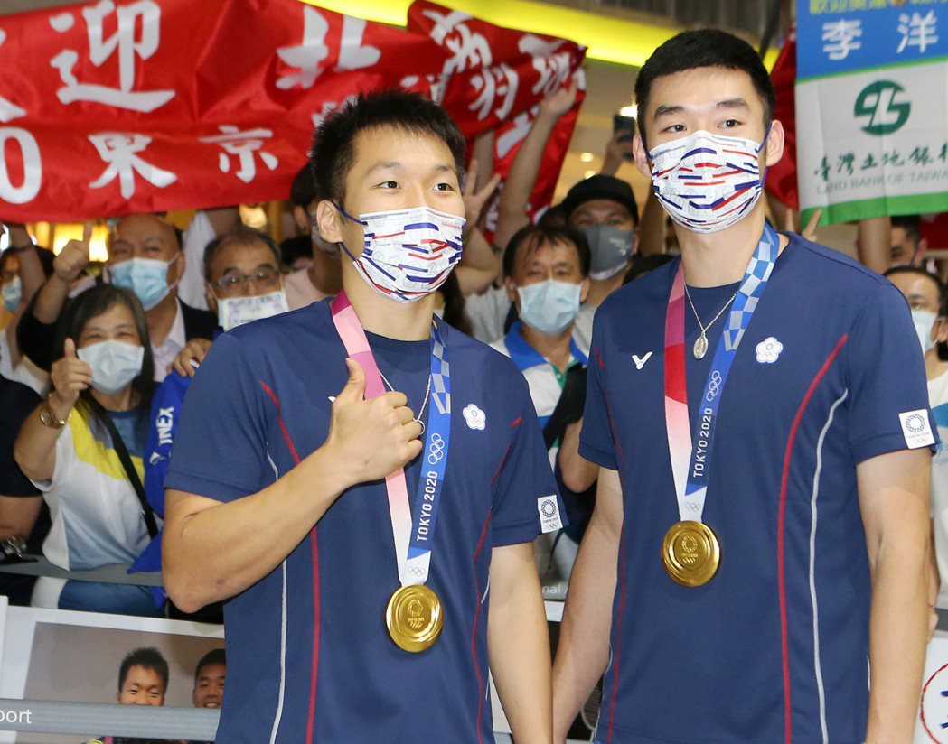 台灣羽球雙人組合李洋、王齊麟，在東京奧運勇奪金牌光榮返國。 記者陳嘉寧／攝影