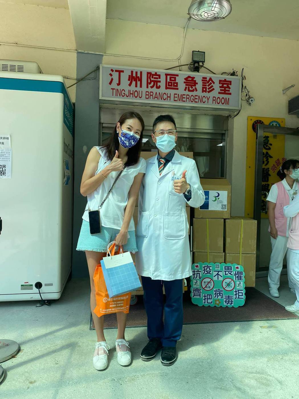 賈永婕(左)把醫療器材送到需要的醫院。圖／摘自賈永婕臉書
