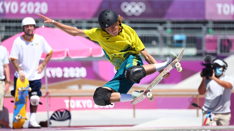 澳洲飛人少年巴默（Keegan Palmer）今天在奧運首屆男子滑板公園賽項目決賽中，以驚人招式交出2筆高於90分的超高分數，讓其他選手望塵莫及，最終順利拿下金牌。 路透社