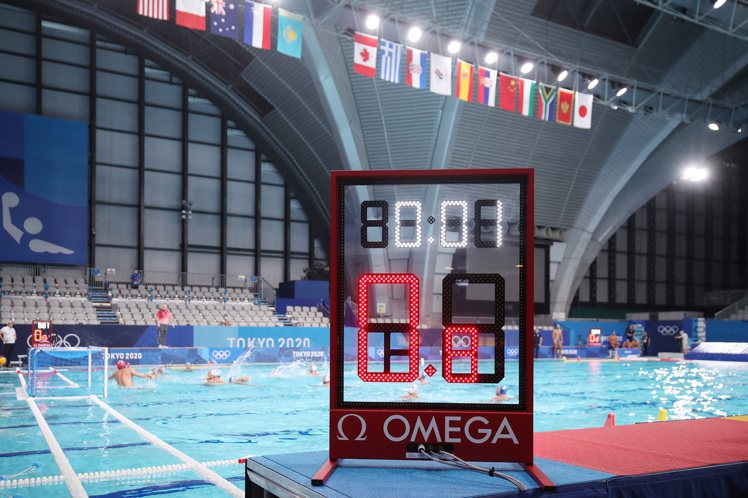 2020年東京奧運現場的水球（water polo）項目中，OMEGA提供類似三對三籃球的「時限鐘（shot clock）」，扮演時間倒數的提醒者。圖 / OMEGA提供
