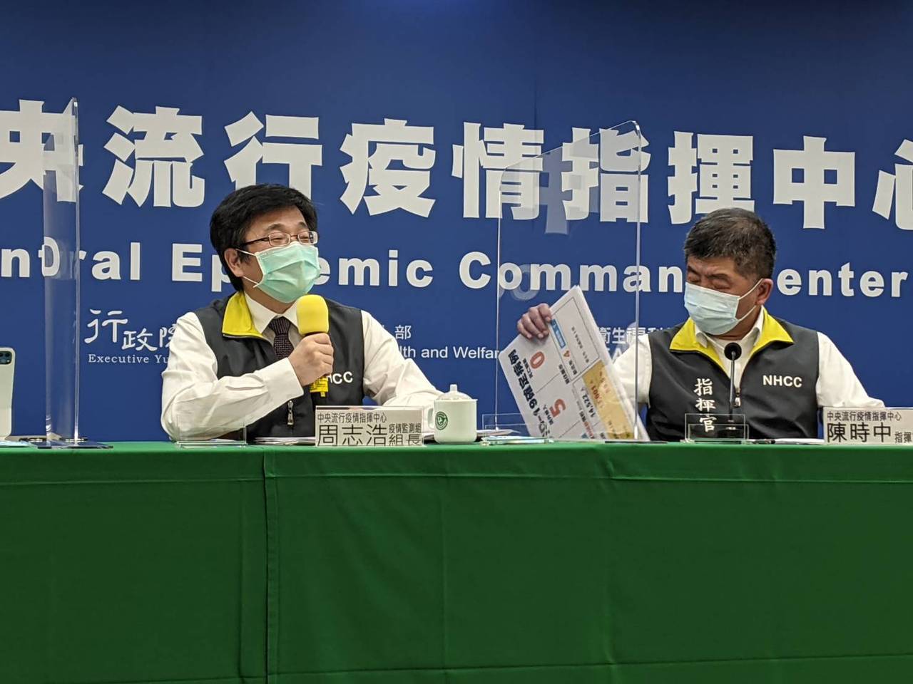 中央流行疫情指揮中心疫情監測組組長周志浩（左）、指揮官陳時中（右）。記者謝承恩／攝影