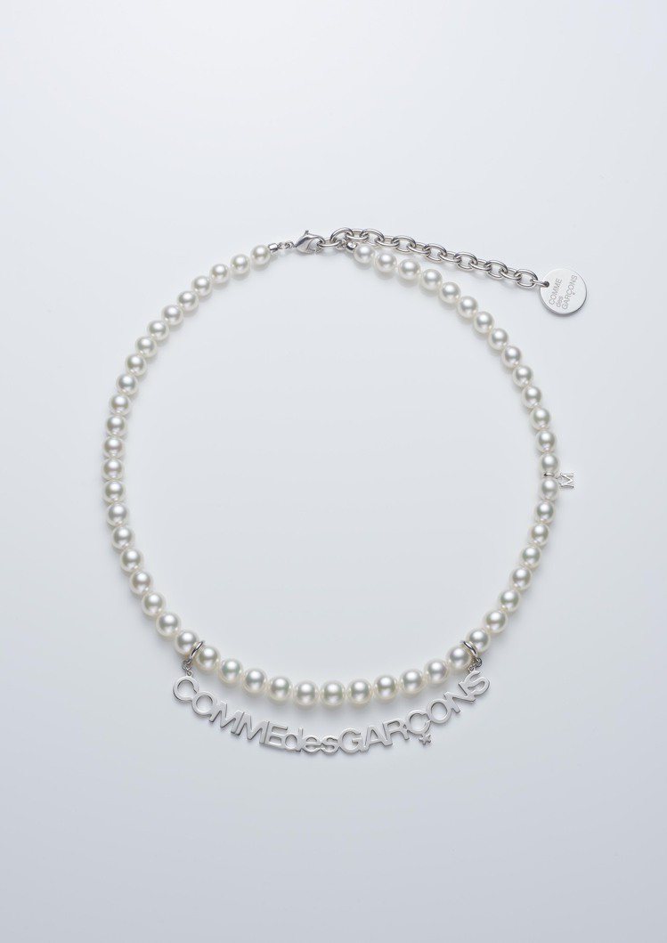 MIKIMOTO COMME des GARÇONS聯名系列純銀搭配日本Akoya珍珠串鍊，23萬1,000元。圖／MIKIMOTO提供