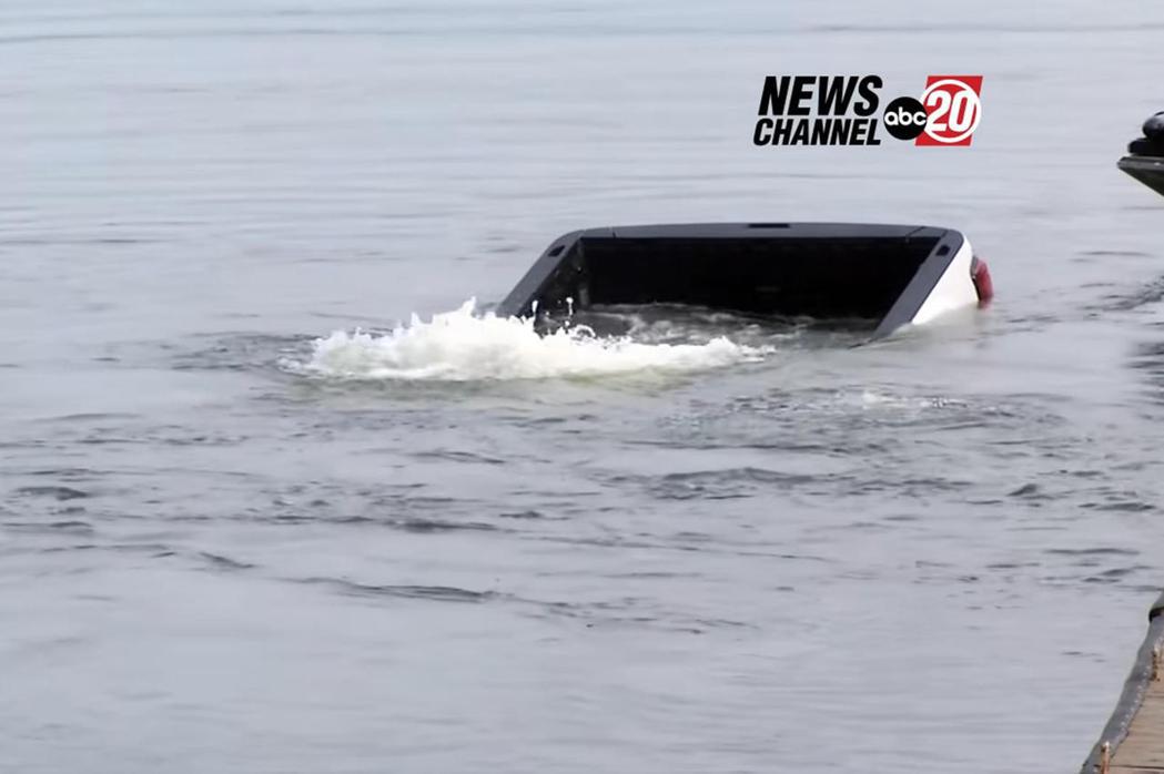 記者在直播過程目睹一台白色皮卡沉入湖中。 摘自影片