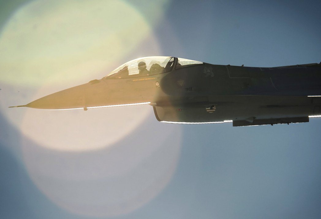 一名飛行員正在駕駛F-16CM戰隼。 圖／取自U.S. Air Force