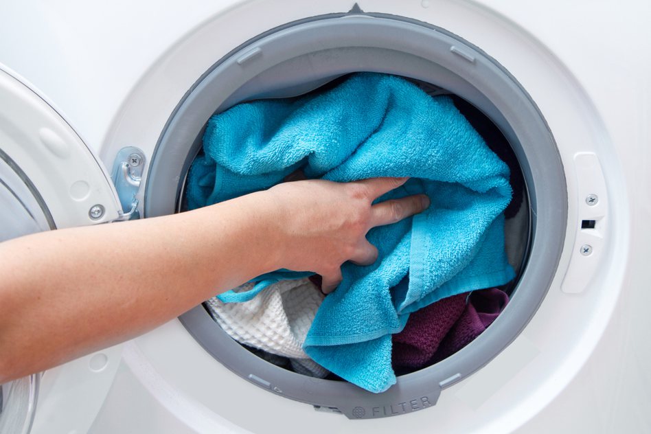 許多租屋都標榜有獨立洗衣機，但實際是都放在浴室，讓人擔心是否會有漏電危險。 圖／ingimage