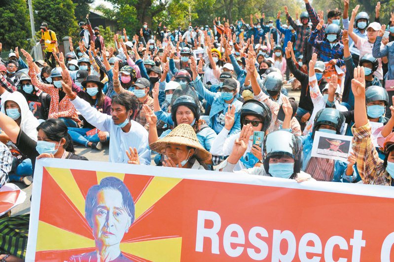 緬甸今年2月發生軍事政變後，緬甸全國各地發生各種示威、罷工及武裝衝突。圖為緬甸反政變示威者4月初上街抗議軍政府。法新社