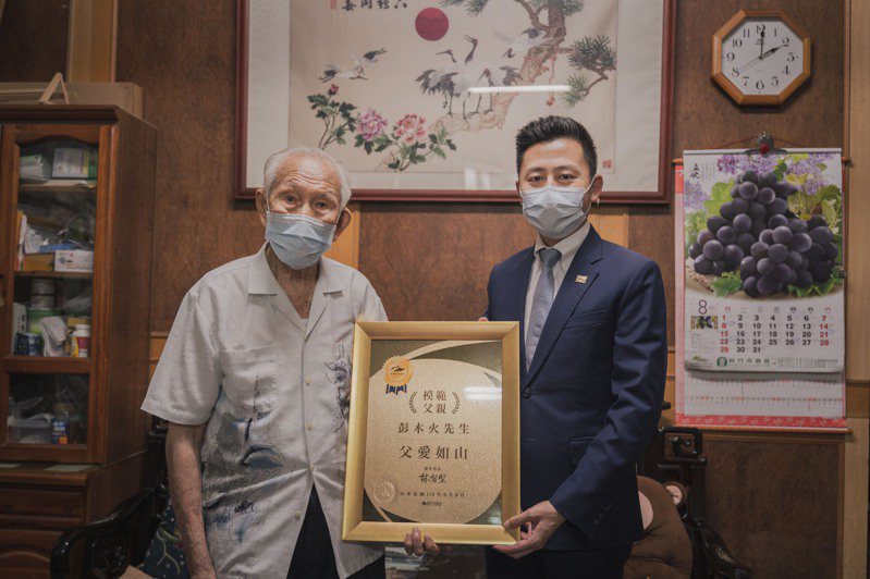 新竹市長林智堅拜訪高齡百歲的模範父親彭木火。圖／新竹市政府提供