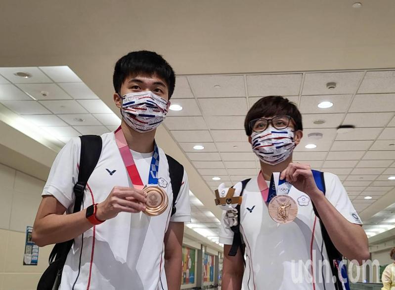 林昀儒（左）、鄭怡靜（右）在東京奧運桌球混雙奪得銅牌，今天下午搭機返台。記者鄭超文／攝影