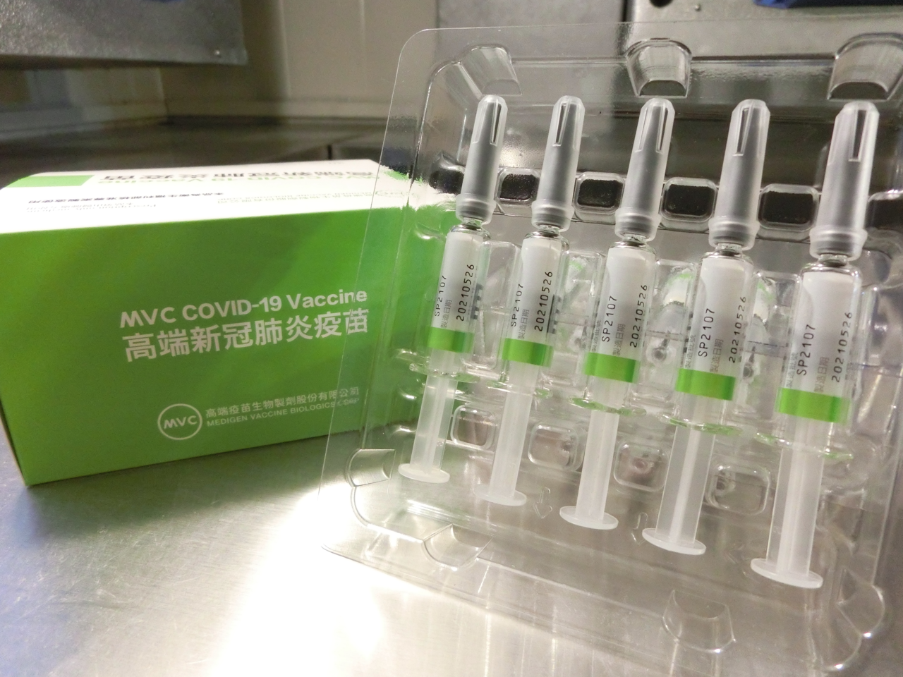 高端疫苗將於第六輪施打，目前已有五批高端疫苗完成封緘檢驗。<br />圖／食藥署提供