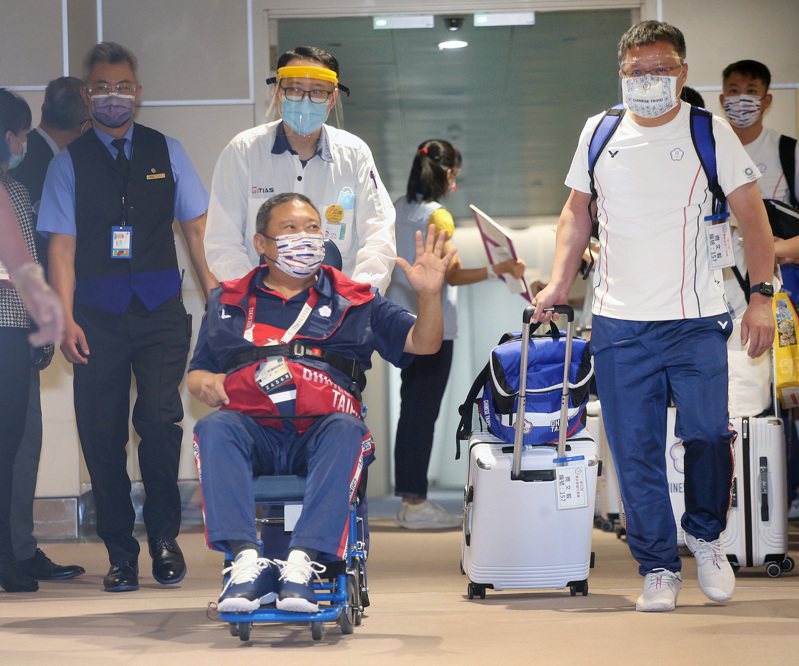 東京奧運代表團團長林鴻道在日本緊急開刀坐著輪椅返台。圖／中華奧會提供