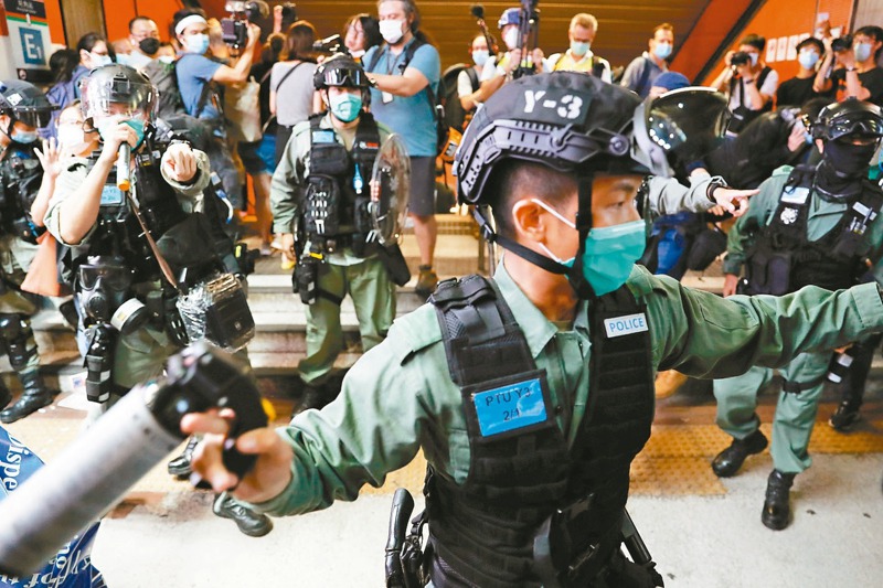 香港警務處設立維護國家安全部門，強力執法。圖為港警驅離反送中示威者。路透