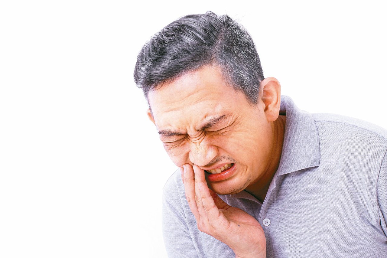牙周病與蛀牙等口腔問題，都會影響身心健康。圖／123RF