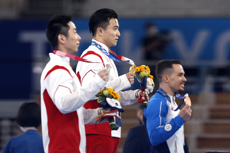 中國大陸今年派出北京奧運後最大代表團，以保證能在金牌榜名列前位。圖為中國選手劉洋（中）贏得東奧體操男子吊環金牌。中通社