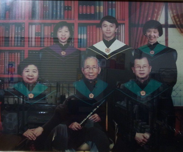 圖／全家三代(岳父是台大醫學院前身台北醫專畢業)台大畢業照。