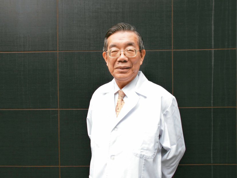 台北仁濟院院長李龍騰行醫40年，遺憾無數小病不醫釀成大病案例。圖／三民書局提供
