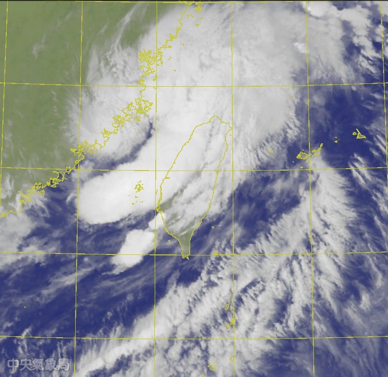 衛星雲圖可見台灣上空被熱帶性低氣壓（盧碧）所帶來的雲層覆蓋。圖／翻攝自中央氣象局
