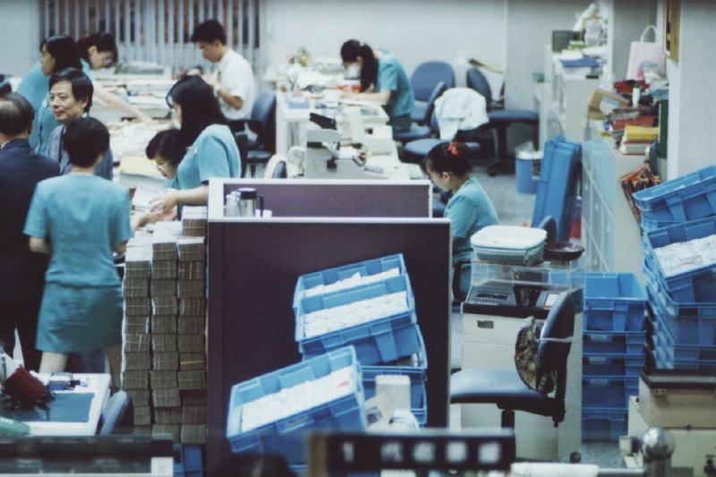 1996年8月7日，台中市第八信用合作社爆發挪款弊案，八信準備20億元供提領，營業廳內積滿了錢。圖／聯合報系資料照片