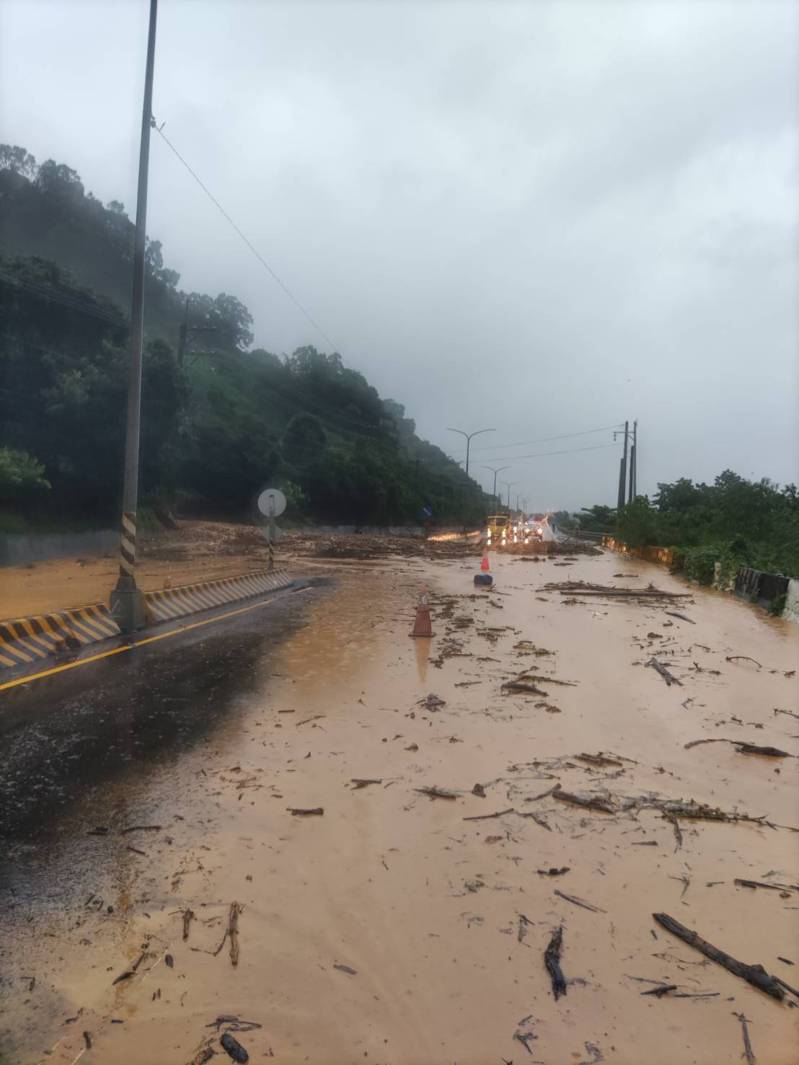 高雄市旗山區台29線道78.4公里處因雨勢大造成土石崩落，雙向無法通行。圖／讀者提供
