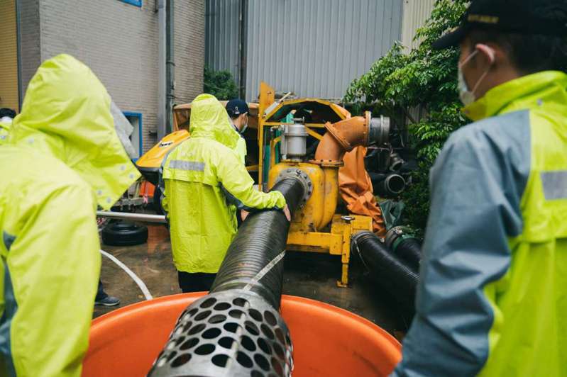 新竹市政府人員因應大雨測試大型抽水機。圖/新竹市政府提供