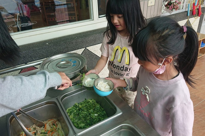 聯合報系願景工程7月報導現行法規禁止「客運載貨」，食材商針對偏鄉小學只能一周送一次，學童天天吃冷凍菜。報導推出後，交通部允諾鬆綁法規。圖／新光國小提供