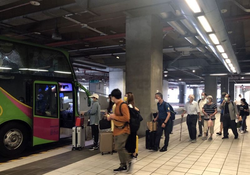 高鐵中午後苗栗至台中停駛，高鐵台中站6號出口提供巴士接駁旅客到苗栗站，每輛遊覽車坐滿20人即發車。圖／高鐵提供