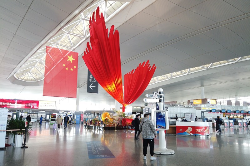 中國大陸此次大規模疫情破口指向南京市的祿口國際機場，疑因打掃機艙的清潔人員事後防護洗脫不確實，讓Delta變異株從機場向外擴散。路透／Oriental Image