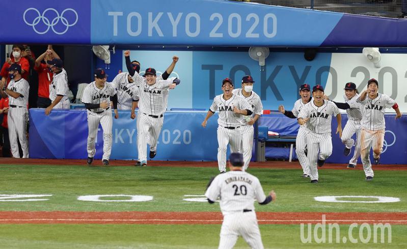 東京奧運棒球金牌戰，日本隊以2比0擊敗美國隊奪得金牌，賽後球員衝進場中相擁慶祝。特派記者余承翰／橫濱攝影