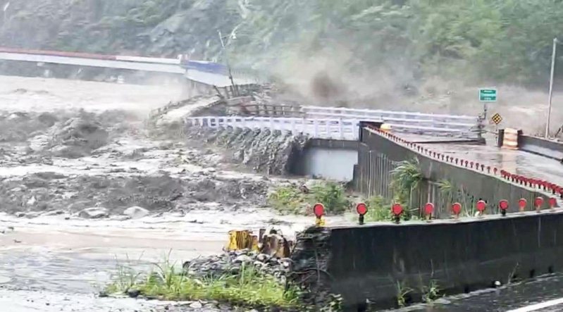 高雄市桃源區「明霸克露橋」遭滾滾泥水沖毀。圖／高市水利局提供