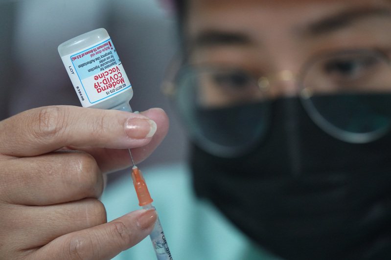 指揮中心宣布加碼釋出5.7萬個名額給53至54歲的第9類對象接種莫德納疫苗，昨天下午4時開放，截至今天下午5時，逾4.6萬人完成預約。圖／中央社資料照