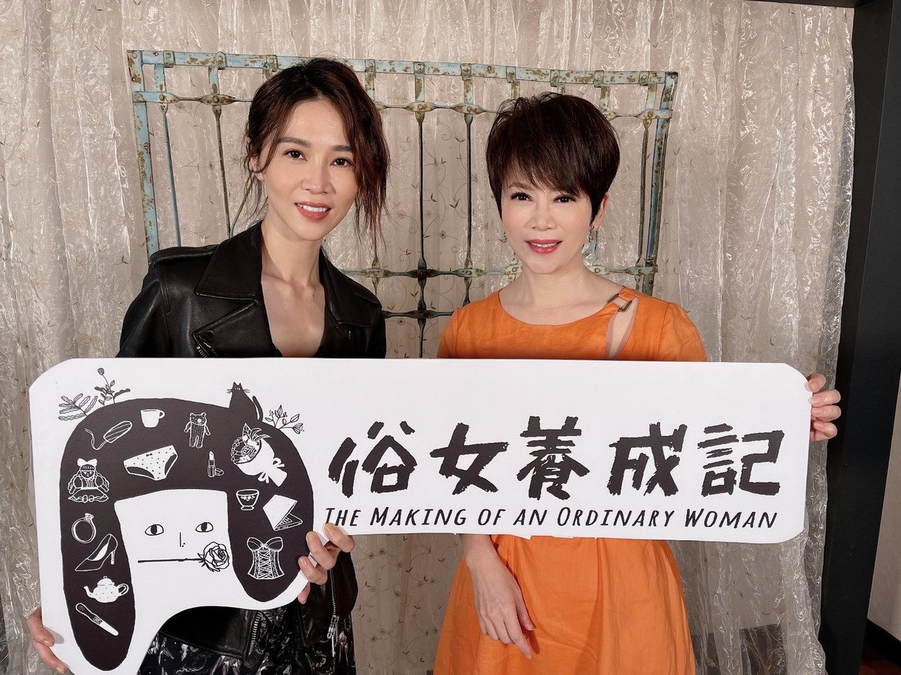 謝盈萱（左）為主演的新戲「俗女2」宣傳，接受陳雅琳專訪。圖／華視提供