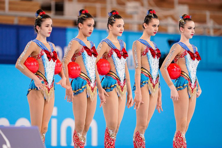 烏茲別克的五人組合穿上美少女戰士風格的水手服團服登場。圖／達志影像