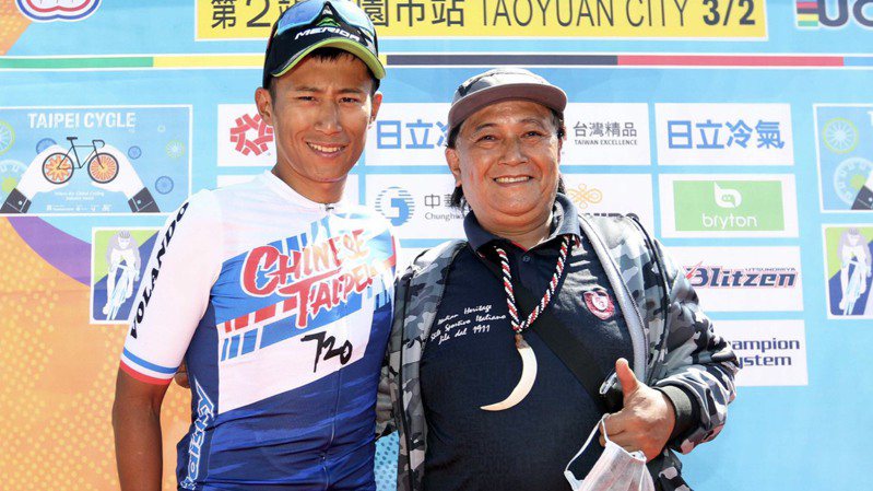 台中市7位奧運國手在父親節感謝一路有爸爸支持陪伴。圖為自由車選手馮俊凱（左）及他的父親。圖／運動局提供