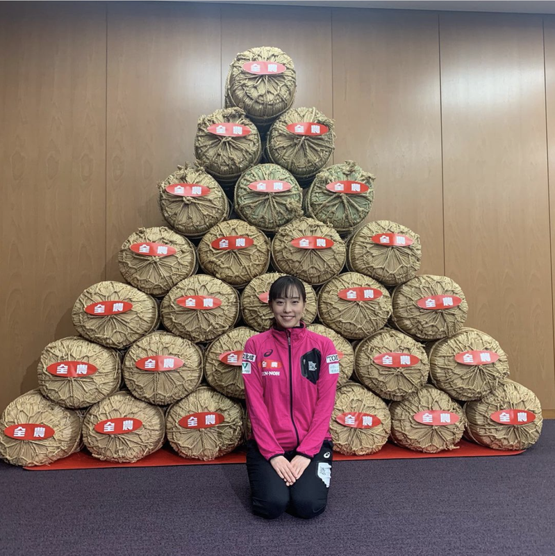 日本桌球國手石川佳純，在東京奧運拿到桌球女子團體銀牌，然而她拿到的卻不是獎金，而是重達6公噸的白米。 圖／攝自石川佳純IG
