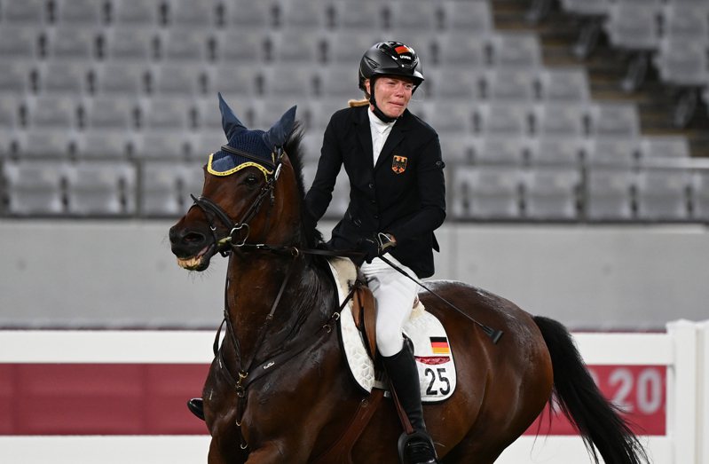 德國現代五項女子選手安妮卡‧史勒在馬術障礙賽中，因馬匹「聖男孩（Saint Boy）」拒絕配合，沒興趣跳過柵欄，甚至完全不想前進，導致沒通過任何障礙。 新華社
