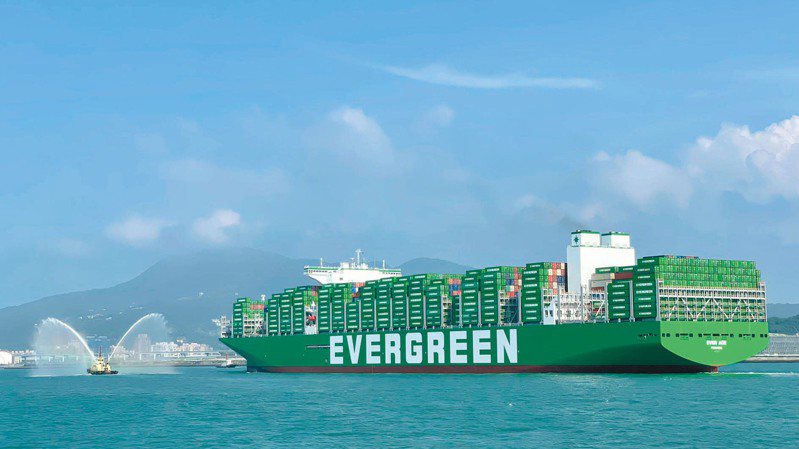 長榮旗下2.4萬TEU的超級貨櫃輪抵台，目測已滿載。臺灣港務公司／提供