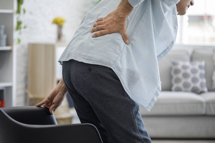 若長時間久站、久坐、姿勢不良都很容易導致磨損，造成椎間盤突出，壓迫到神經，或者小面關節退化發炎等狀況發生，兩者常見的症狀都是腰部和下背疼痛，若神經受到壓迫，還可能導致走路無力。