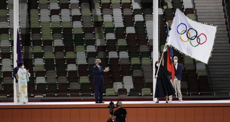 東京奧運閉幕式上，將會旗交接給下屆巴黎市長。圖／體育署提供