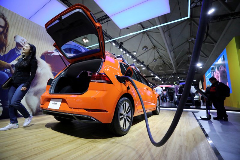 美國總統拜登推動的電動車計畫面臨現實世界考驗。圖為福斯的電動車E-Golf 在2020年加拿大國際車展展出。（路透）