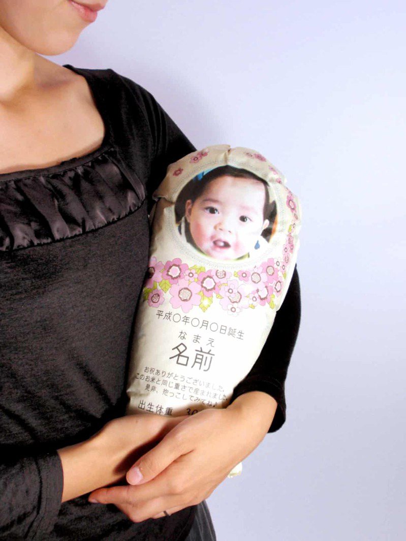 疫情期间许多事物都受到波及，而日本有父母为了与因疫情而无法探望的亲戚分享自家新生儿的喜悦，竟突发奇想做出「米娃娃」：一袋与刚出生的婴儿一样重且附有照片的大米。PR(photo:UDN)