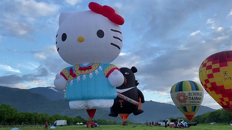 台灣熱氣球嘉年華今早在台東池上牧野度假村立球升空。記者施鴻基／攝影