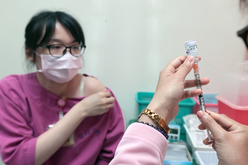 台灣醫護等待許久的疫苗混打政策，本周終於開放。此為示意圖，照片中人物與新聞無關。圖／聯合報系資料照片
