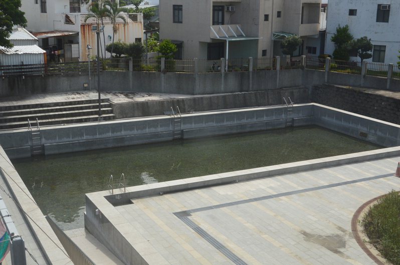 明天游泳池開放，但台東縣民卻面臨無游泳池可去的窘境，大台東唯一的公立游泳池市立湧泉池水位過低，無法如期開放。記者施鴻基／攝影