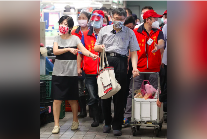 台北市長柯文哲（右）日前帶著夫人陳佩琪（左）到環南市場採買，兩人結束時滿載而歸。記者葉信菉／攝影