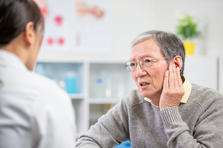 研究發現，聽損長者的智力衰退速度比起一般老人快30%。圖／123RF