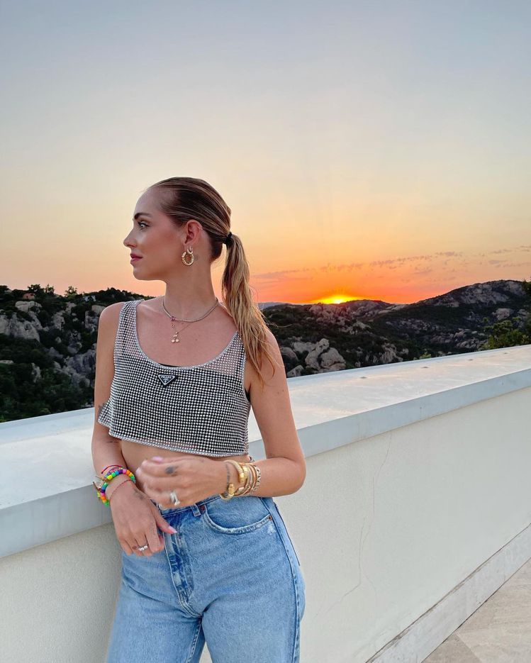 Chiara Ferragni在欣賞義大利切爾沃港的黃昏夕照時，穿了PRADA水鑽刺繡網眼上衣61,000元。圖／取自IG