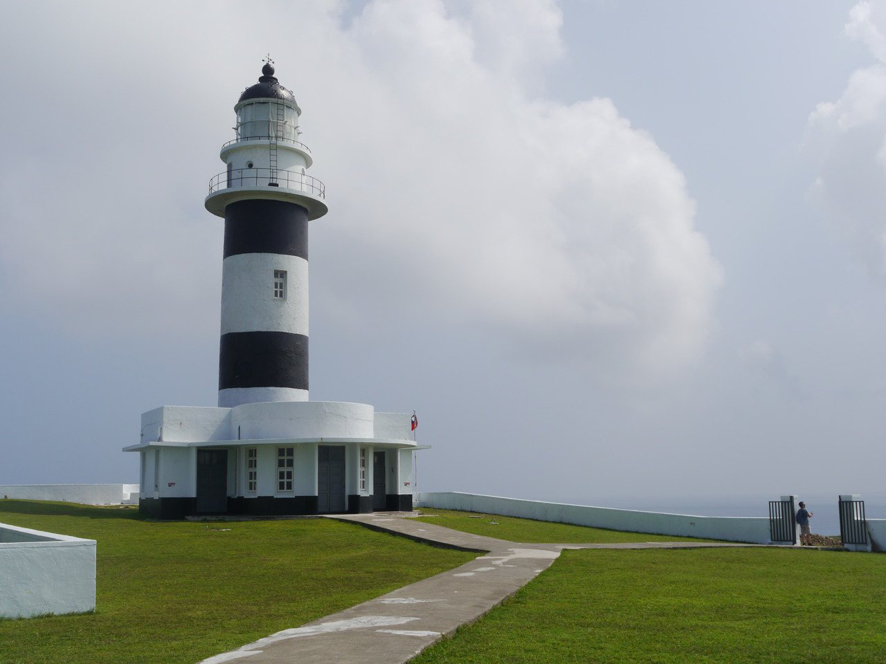 東吉嶼燈塔矗立在高地上，是海面船隻夜間行駛時的重要指引。 圖／徐白櫻 攝影